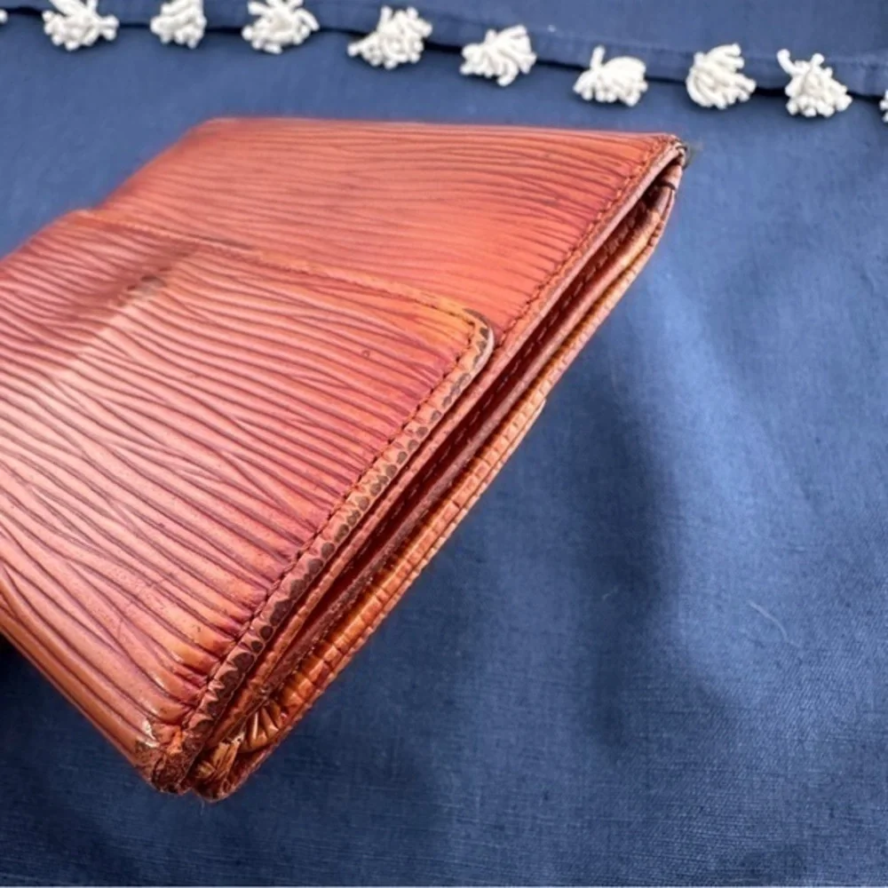 AUTHENTIC Louis Vuitton Malletier Epi Leather Elise Wallet. Deep brown.